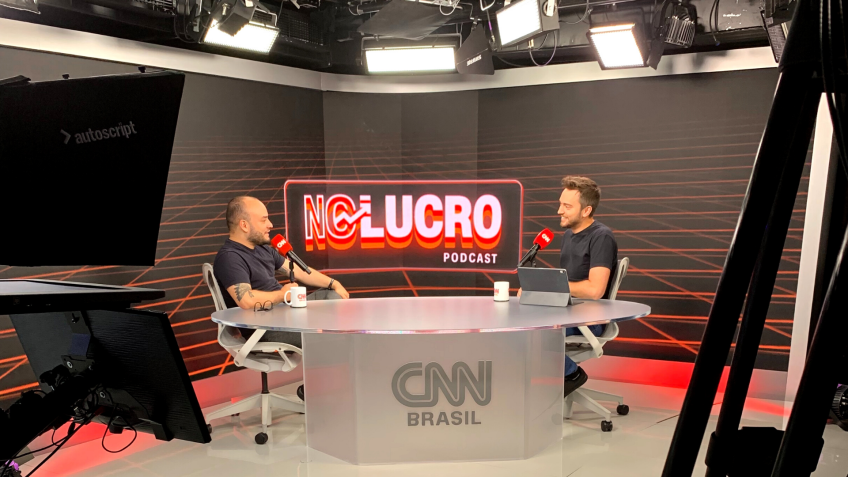 Leandro Munhós (à dir.), apresentador do videocast No Lucro CNN, conversa com o empresário Leonardo Macedo (à esq.), sócio fundador e CEO da rede de docerias Nanica, que faturou R$ 20 milhões em 2021 / CNN Brasil