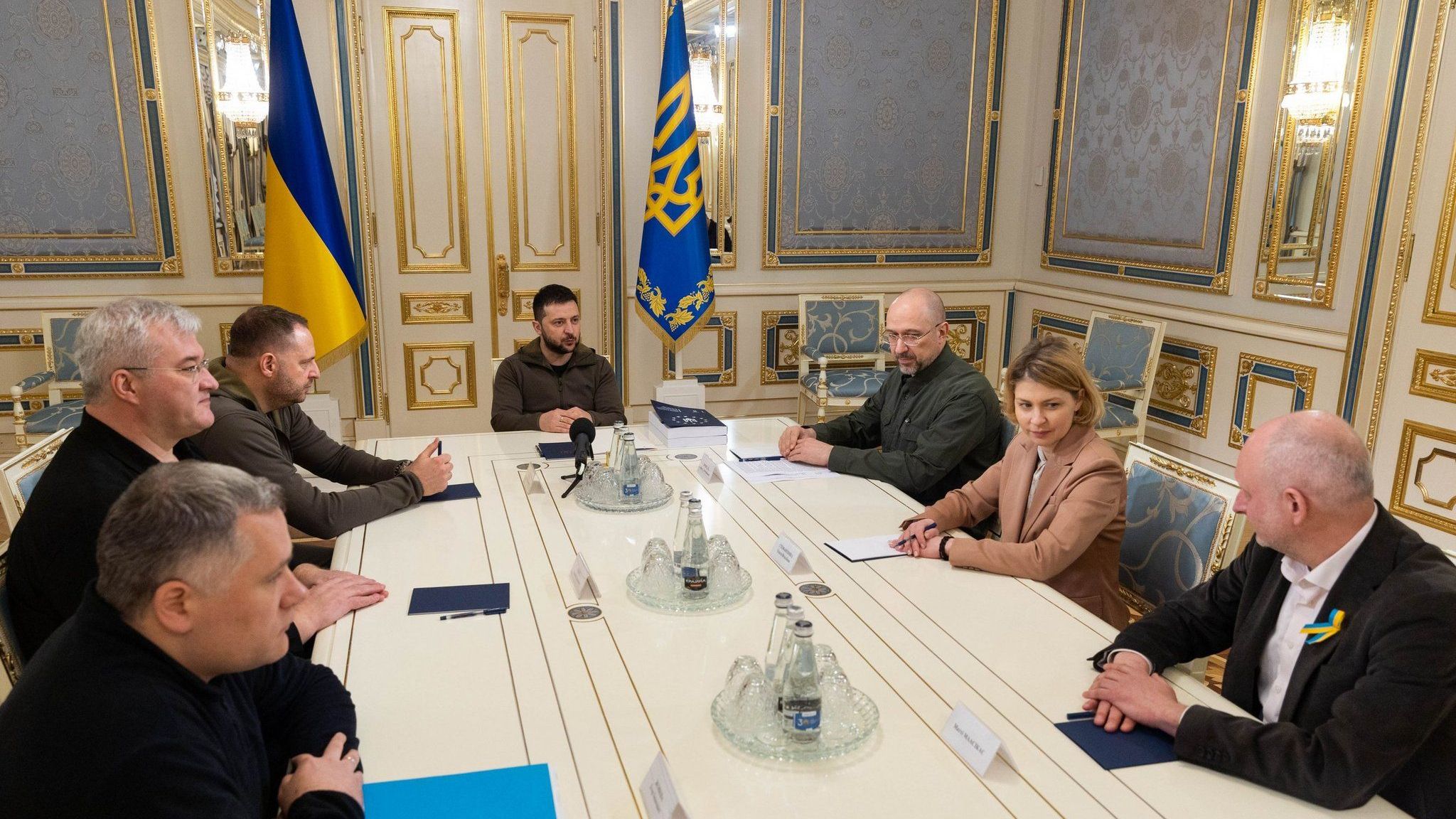 Presidente da Ucrânia, Volodymyr Zelensky, se reúne com representantes da União Europeia para entregar questionário de adesão ao bloco