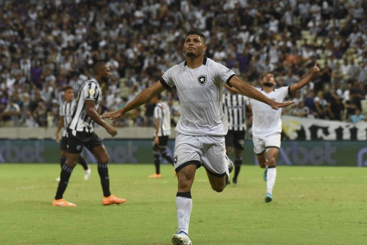 Erison comemora gol do Botafogo durante partida entre Ceará x Botafogo , partida válida da 2° rodada do Campeonato Brasileiro, na noite deste domingo (17) na Arena Castelão / Foto: Caio Rocha/Framephoto/Estadão Conteúdo