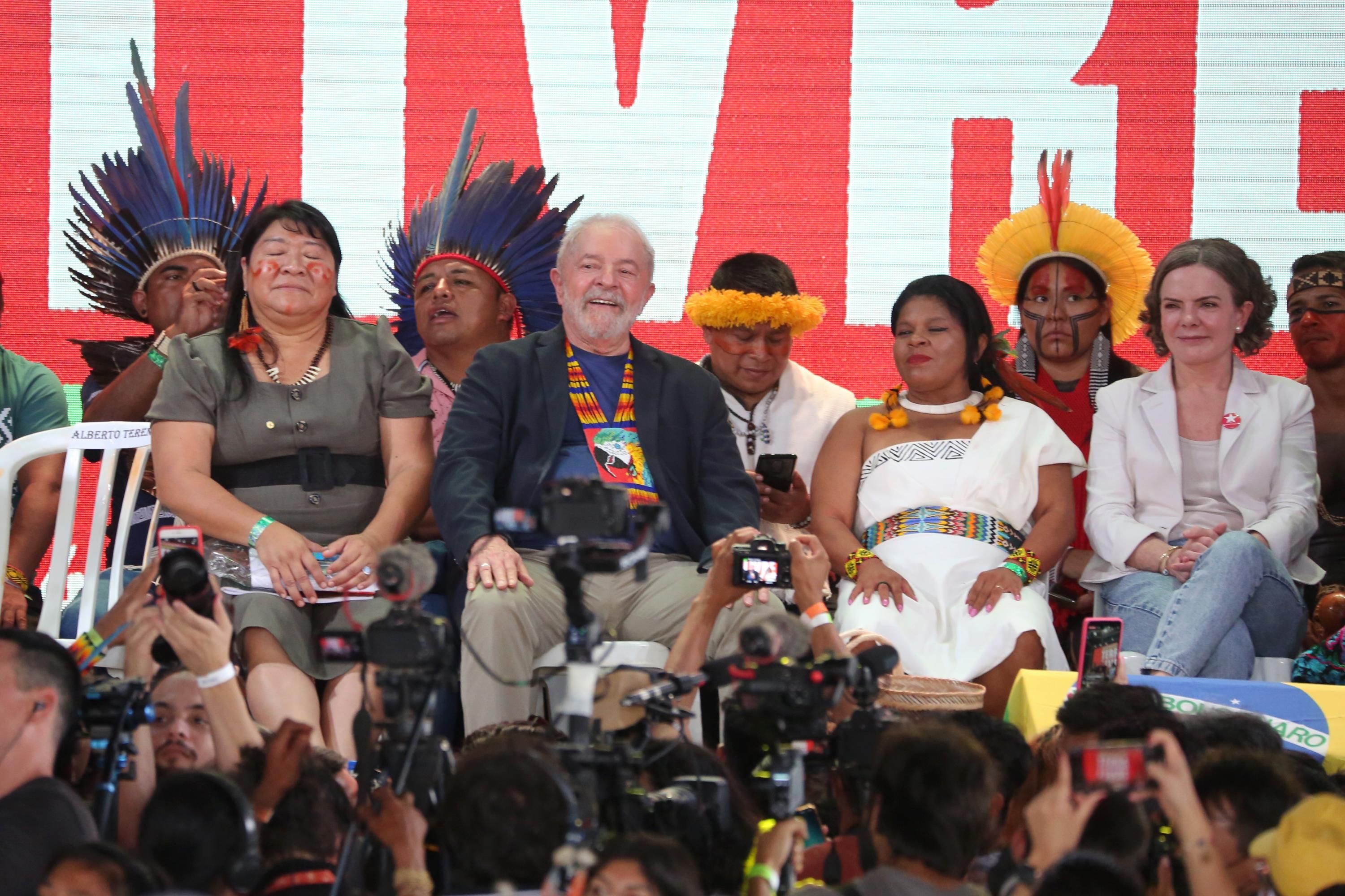 O ex-presidente Lula chega á movimentação de indígenas no acampamento Terra Livre, na cidade de Brasília, DF, nesta terça-feira