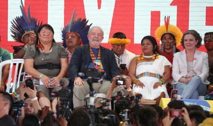 O ex-presidente Lula chega á movimentação de indígenas no acampamento Terra Livre, na cidade de Brasília, DF, nesta terça-feira