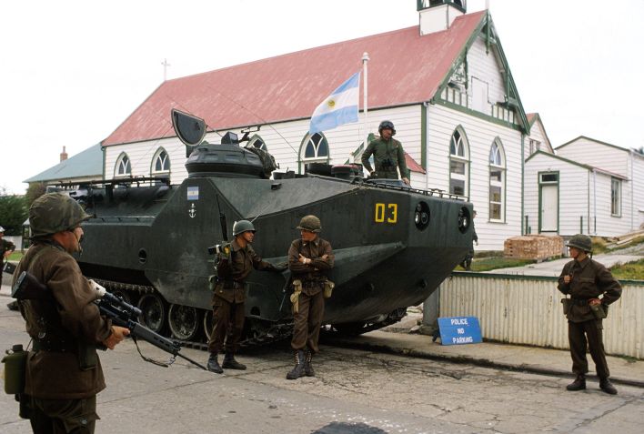 Guerra das Malvinas: Tropas argentinas invadem Port Stanley / Gamma-Rapho/Getty Images