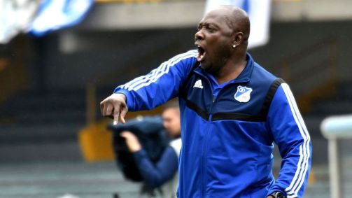 Freddy Rincon, no posto de treinador assistente do Millonarios durante uma partida entre Millonarios e Atlético Huila
