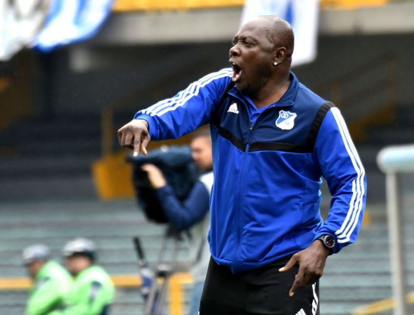 Freddy Rincon, no posto de treinador assistente do Millonarios durante uma partida entre o clube e o Atlético Huila / Foto: Luis Ramirez/Vizzor Image/Getty Images (16.fev.2019)