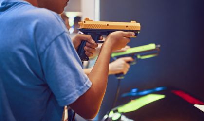 Por que os meninos amam armas e o que fazer sobre isso