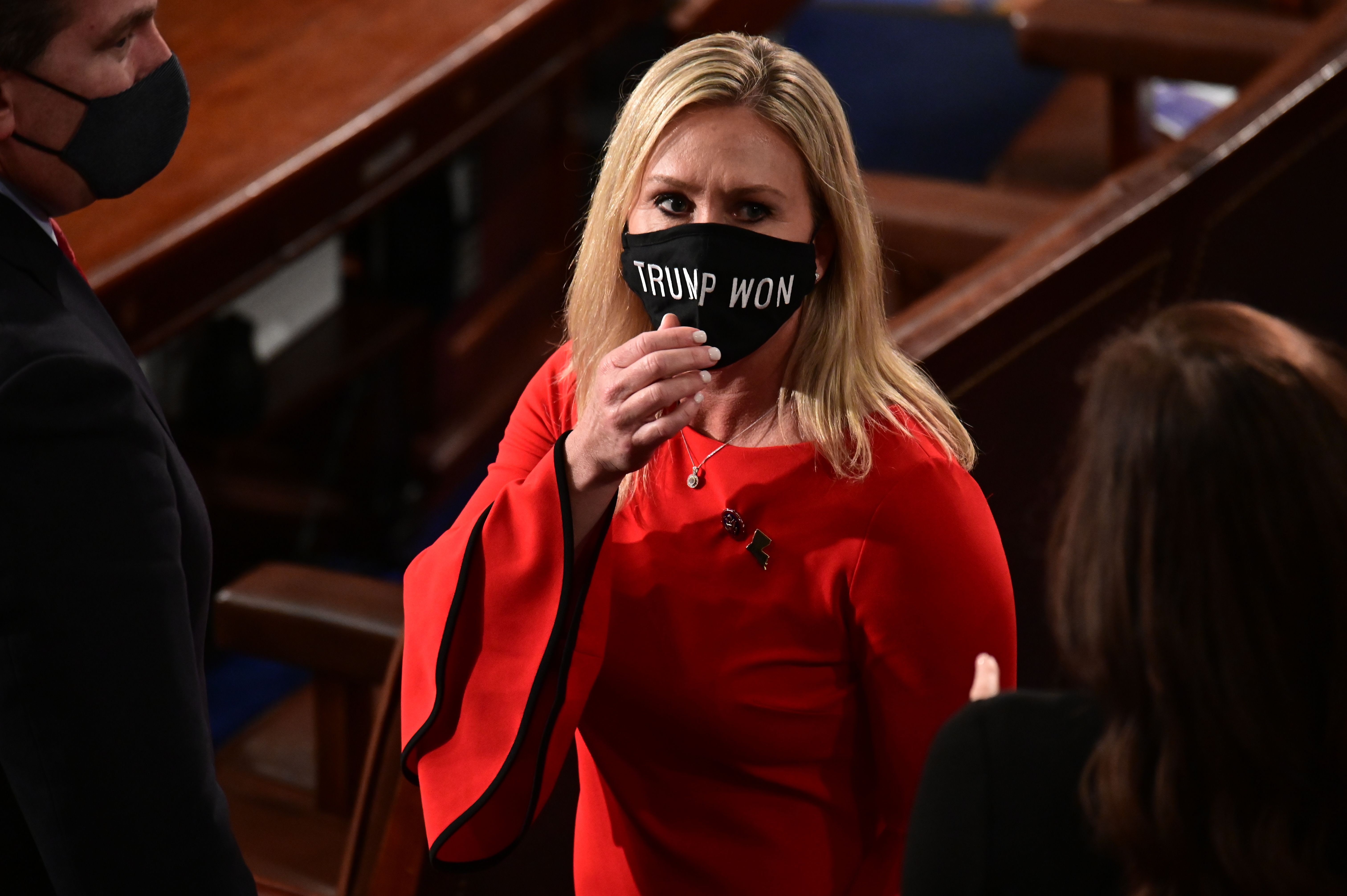 A deputada Marjorie Taylor Greene usa uma máscara com "Trump Venceu" estampado ao chegar ao plenário da Câmara para fazer seu juramento de posse como membro recém-eleito da 117ª Câmara dos Deputados em Washington, EUA, janeiro 3 de 2021. / Getty Images