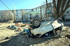 Carro capotado é visto no pátio de um prédio de apartamentos após o bombardeio de tropas russas em Sievierodonetsk, na região de Luhansk, leste da Ucrânia