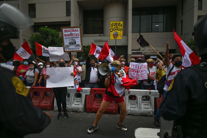 Manifestantes protestam em frente ao Congresso do Peru / Foto: NurPhoto via Getty Images