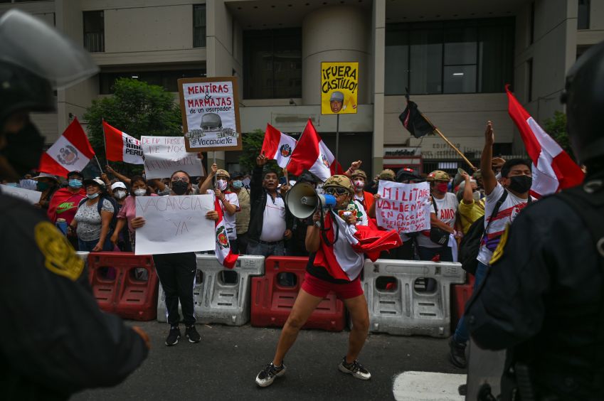 Manifestantes protestam em frente ao Congresso do Peru / Foto: NurPhoto via Getty Images