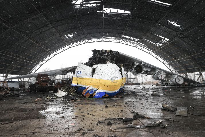 Visão frontal do Antonov An-225 Mriya, o maior avião cargueiro do mundo, que foi destruído na Ucrânia / Metin Aktas/Anadolu Agency via Getty Images