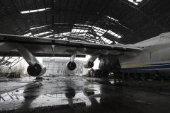 Parte da asa do Antonov An-225 Mriya, o maior avião cargueiro do mundo, que foi destruído na Ucrânia