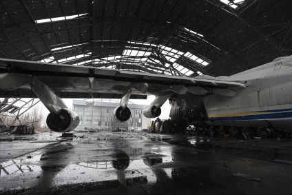 Parte da asa do Antonov An-225 Mriya, o maior avião cargueiro do mundo, que foi destruído na Ucrânia