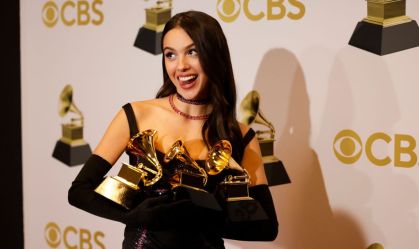 Estreante Olivia Rodrigo derruba e quebra um de seus troféus Grammy