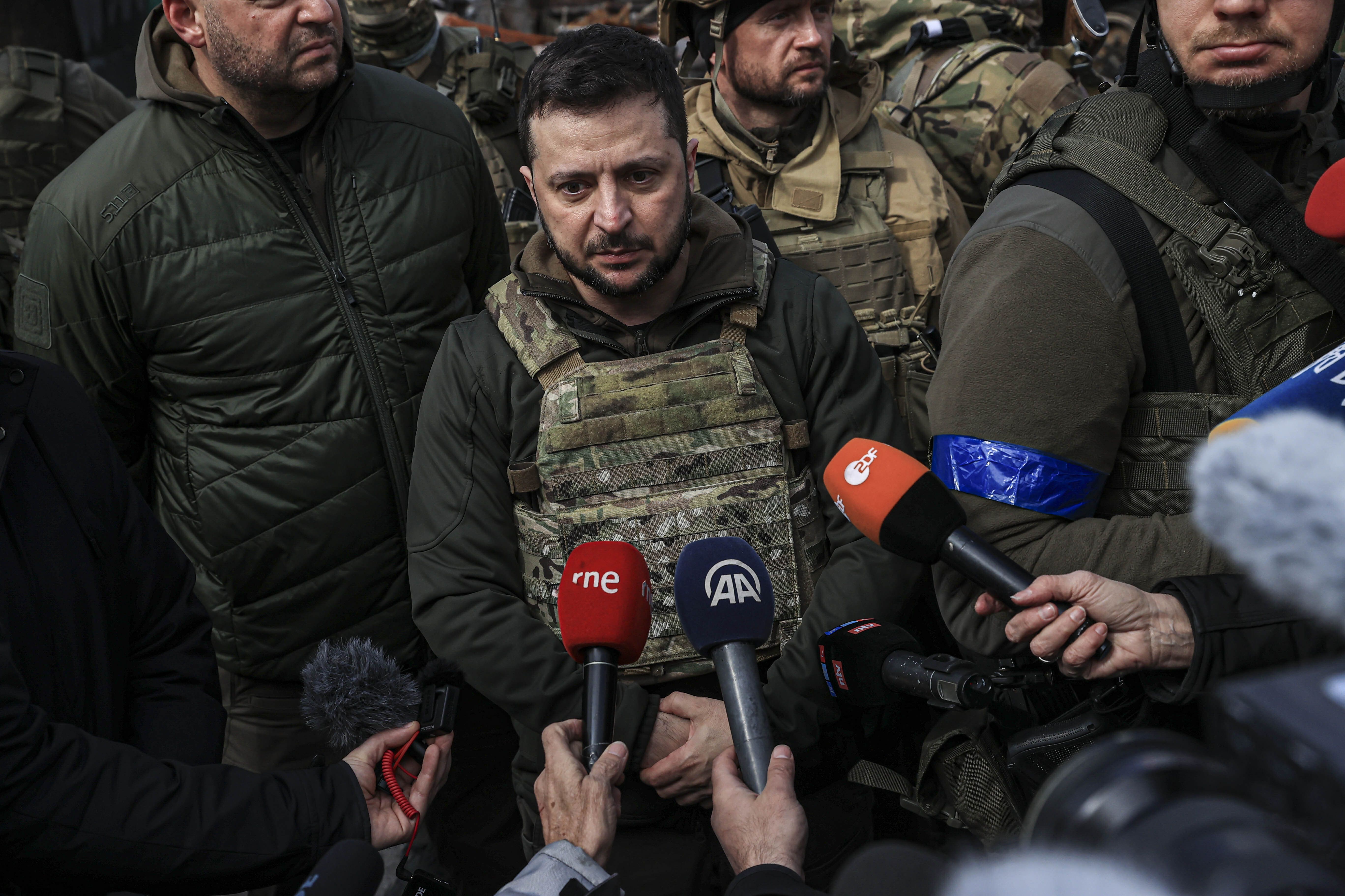 Presidente da Ucrânia, Volodymyr Zelensky, fala com jornalistas durante visita à cidade de Bucha