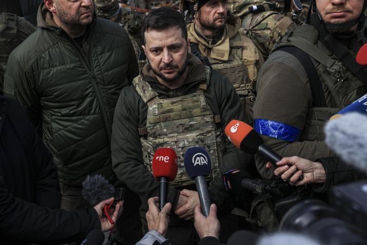 Presidente da Ucrânia, Volodymyr Zelensky, fala com jornalistas durante visita à cidade de Bucha / Metin AktaÅ/Anadolu Agency via Getty Images