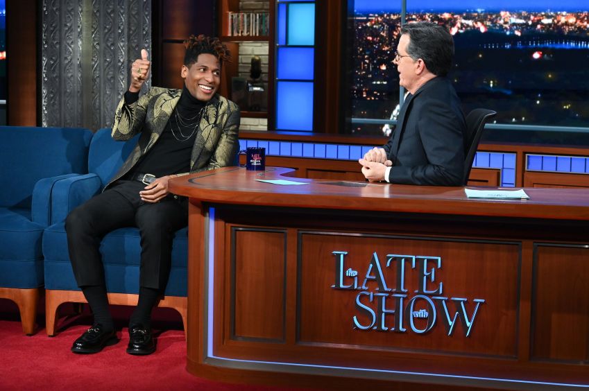 Jon Batiste é entrevistado no Late Show com Stephen Colbert, no dia 5 de abril de 2022 / CBS via Getty Images
