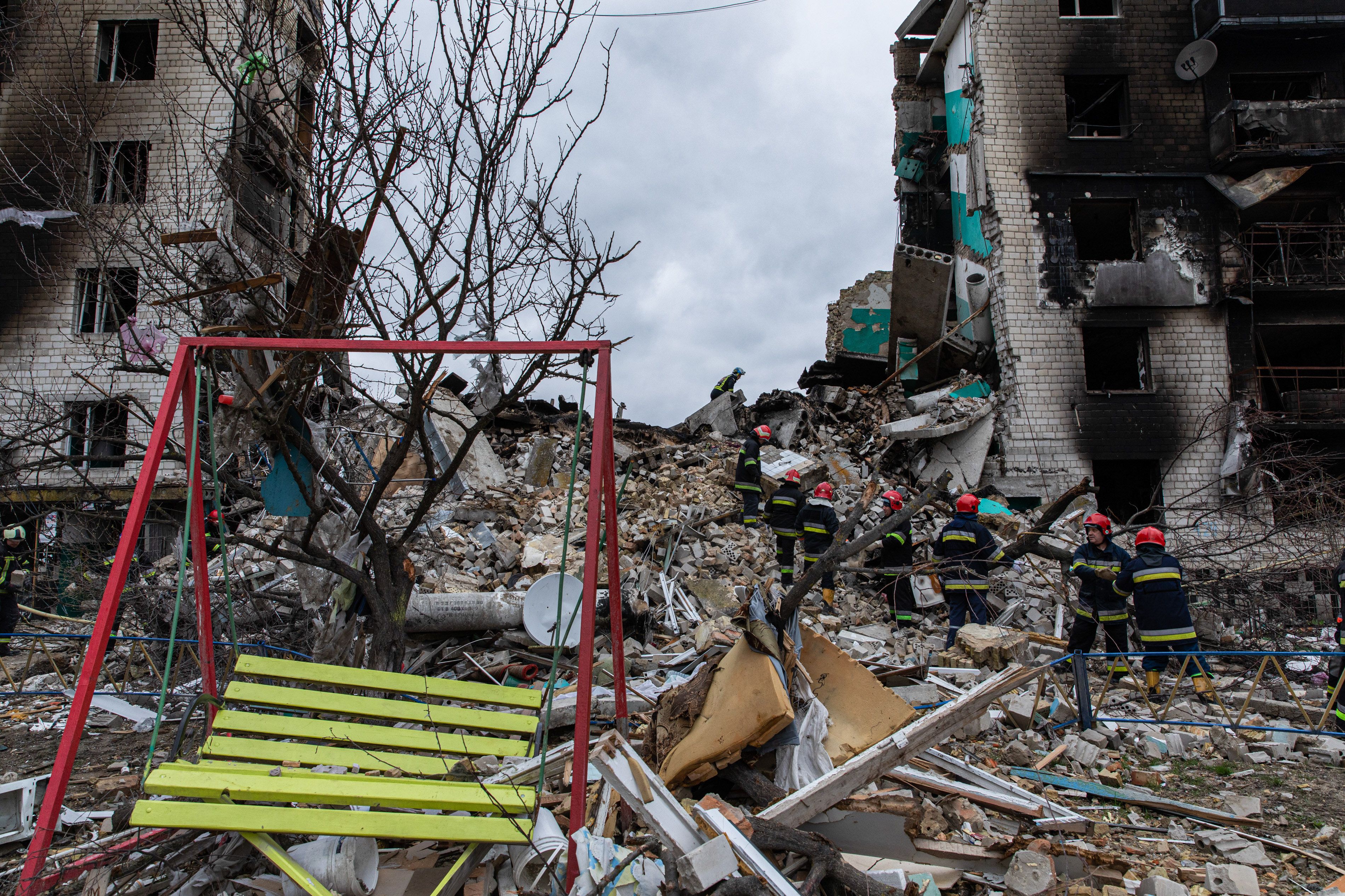 Bombeiros procuram por sobreviventes sob os escombros de prédio residencial bombardeado em Borodyanka, na Ucrânia