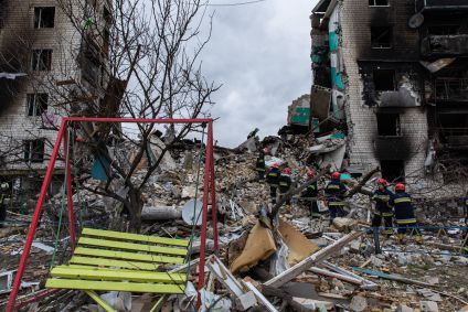 Bombeiros procuram por sobreviventes sob os escombros de prédio residencial bombardeado em Borodyanka, na Ucrânia