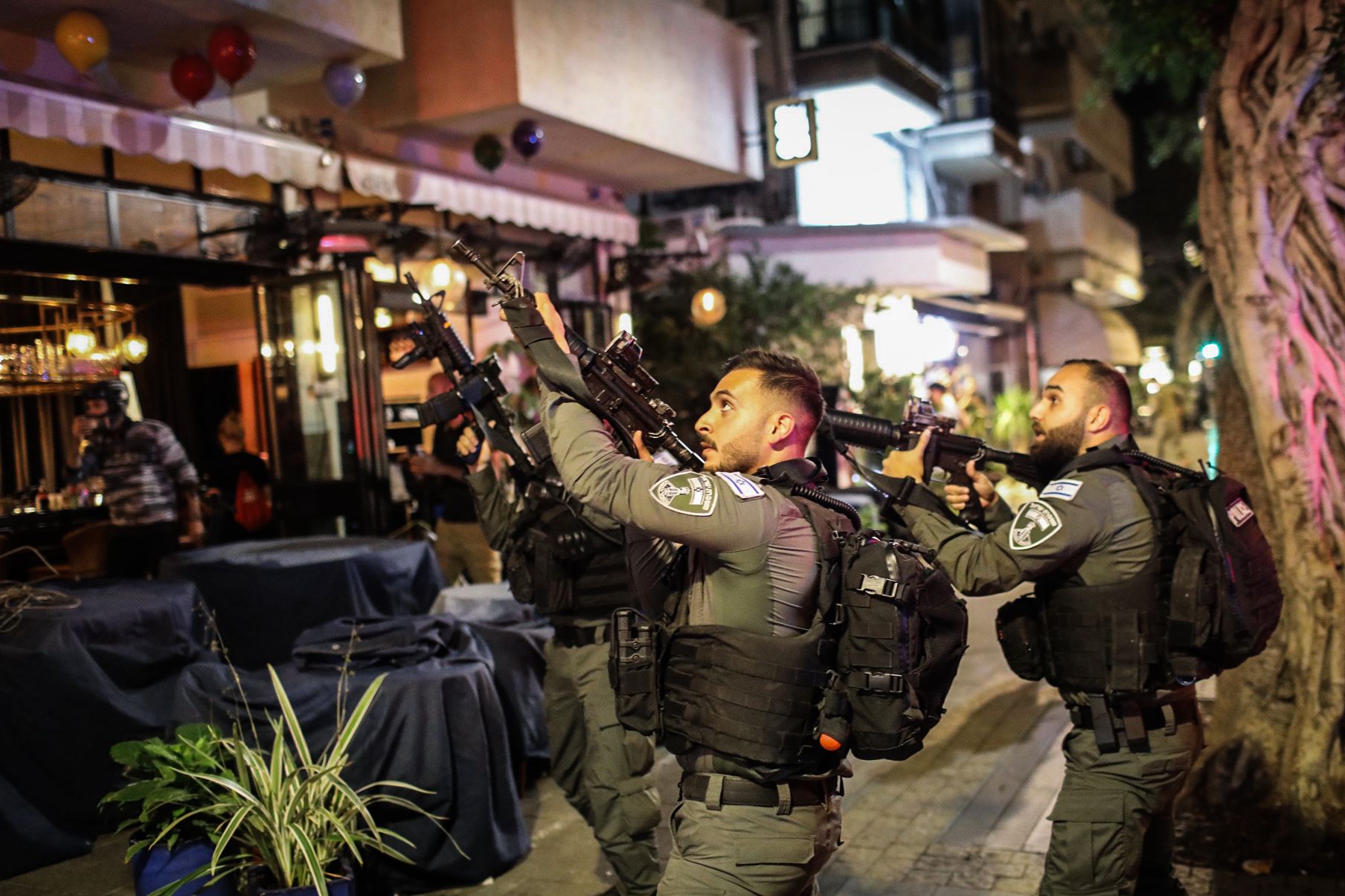 Forças de segurança israelenses montam guarda após suposto ataque terrorista na rua Dizengoff, no centro de Tel Aviv