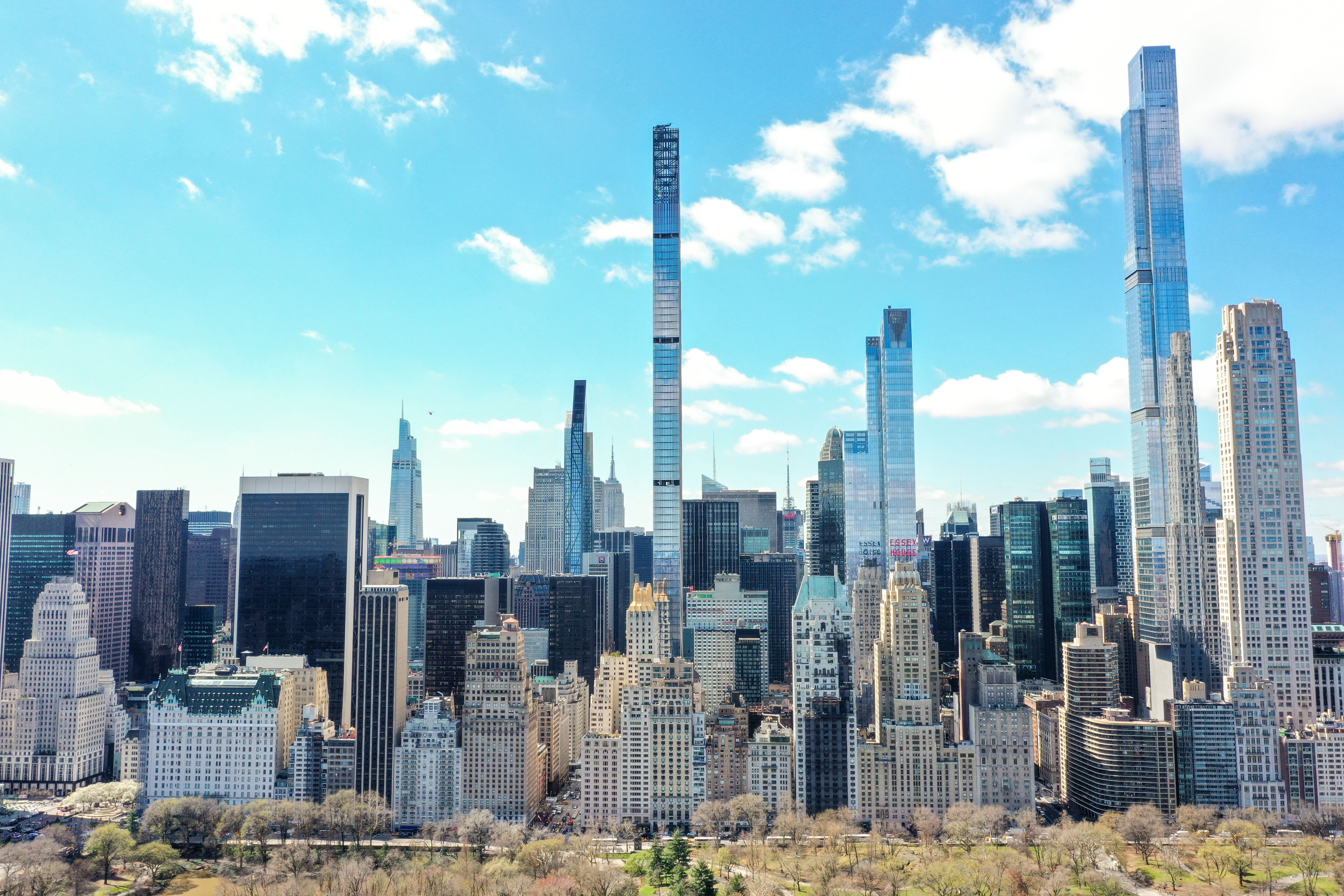 Arranha-céu mais estreito do mundo (ao centro) fica perto do Central Park, em Nova York / Tayfun Coskun/Anadolu Agency via Getty Images