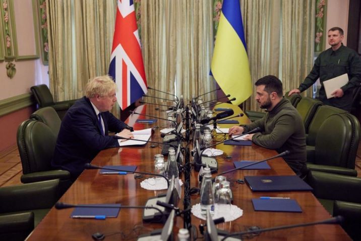 Boris Johnson conversa com Volodymyr Zelensky em visita a Kiev após a invasão russa na Ucrânia (Photo by Ukrainian Presidency/Anadolu Agency via Getty Images) / Anadolu Agency via Getty Images