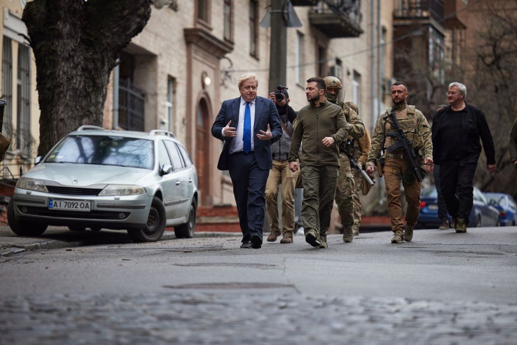 Boris Johnson e Volodymyr Zelensky caminham por uma Kiev atingida pelas tropas russas, em 9 de abril de 2022/ (Ukrainian Presidency/Handout/Anadolu Agency via Getty Images) / Anadolu Agency via Getty Images