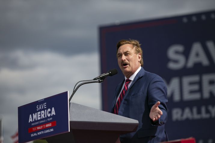 Michael James Lindell, também conhecido como "o cara do My Pillow", fala antes de um comício para o ex-presidente dos EUA Donald Trump no The Farm , em 9 de abril de 2022, em Selma, Carolina do Norte / Getty Images