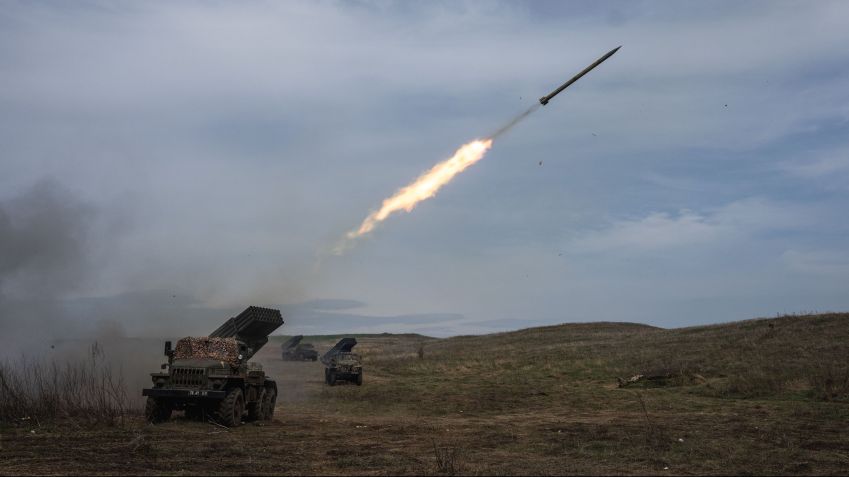 Forças ucranianas disparam míssil GRAD contra tropas russas na região do Donbass, em 10 de abril de 2022 / Wolfgang Schwan/Anadolu Agency via Getty Images