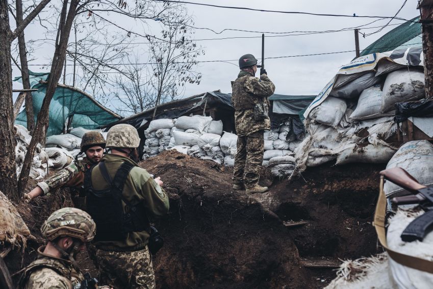 Soldados ucranianos na linha de frente na região de Donbass, leste da Ucrânia / Diego Herrera Carcedo/Anadolu Agency via Getty Images