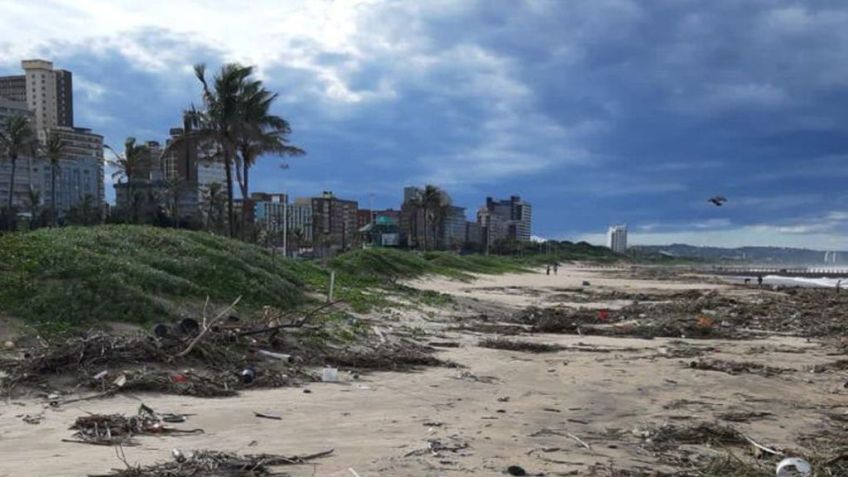 Nuvens escuras passam sobre praia onde lixo se juntou após enchentes; população foi orientada a ficar em casa devido ao risco de novas chuvas / Foto: Linda Chisholm/picture alliance via Getty Images