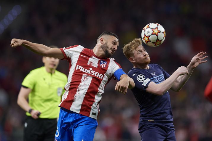 Koke Resurreccion, do Atlético de Madrid, e Kevin De Bruyne, do Manchester City, disputam bola aérea no jogo de volta das quartas de final da Champions 2022 • Jose Breton/Pics Action/NurPhoto via Getty Images