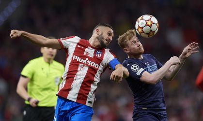 Koke Resurreccion, do Atlético de Madrid, e Kevin De Bruyne, do Manchester City, disputam bola aérea no jogo de volta das quartas de final da Champions 2022