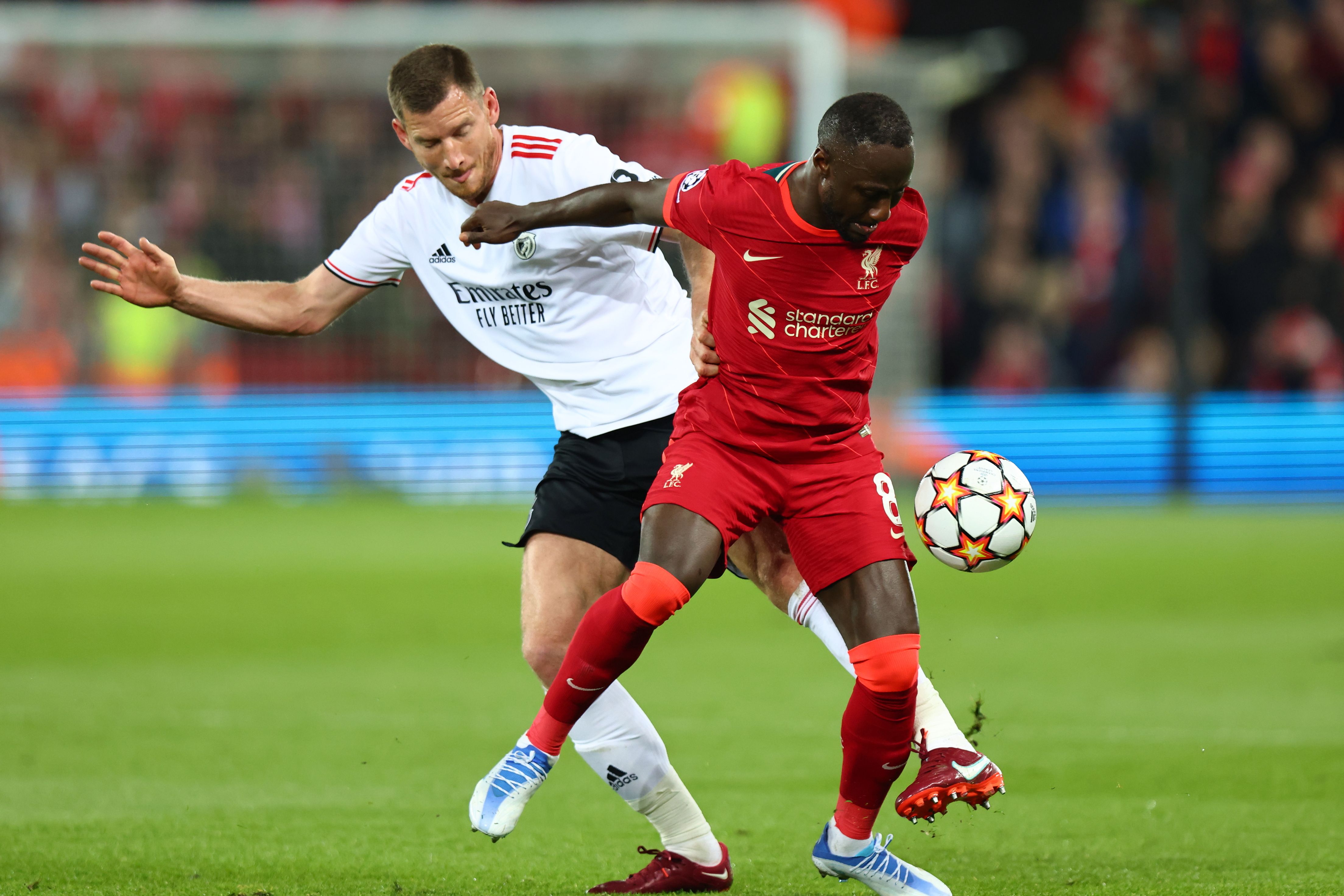 O meia Naby Keita, do Liverpool, e o zagueiro Jan Vertonghen, do Benfica, disputam a bola durante o segundo jogo das quartas de final da Champions 2022