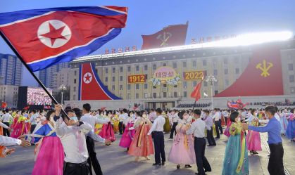 Pessoas dançam na praça principal de Pyongyang para comemorar o 110º aniversário do nascimento do falecido fundador da Coreia do Norte, Kim Il Sung