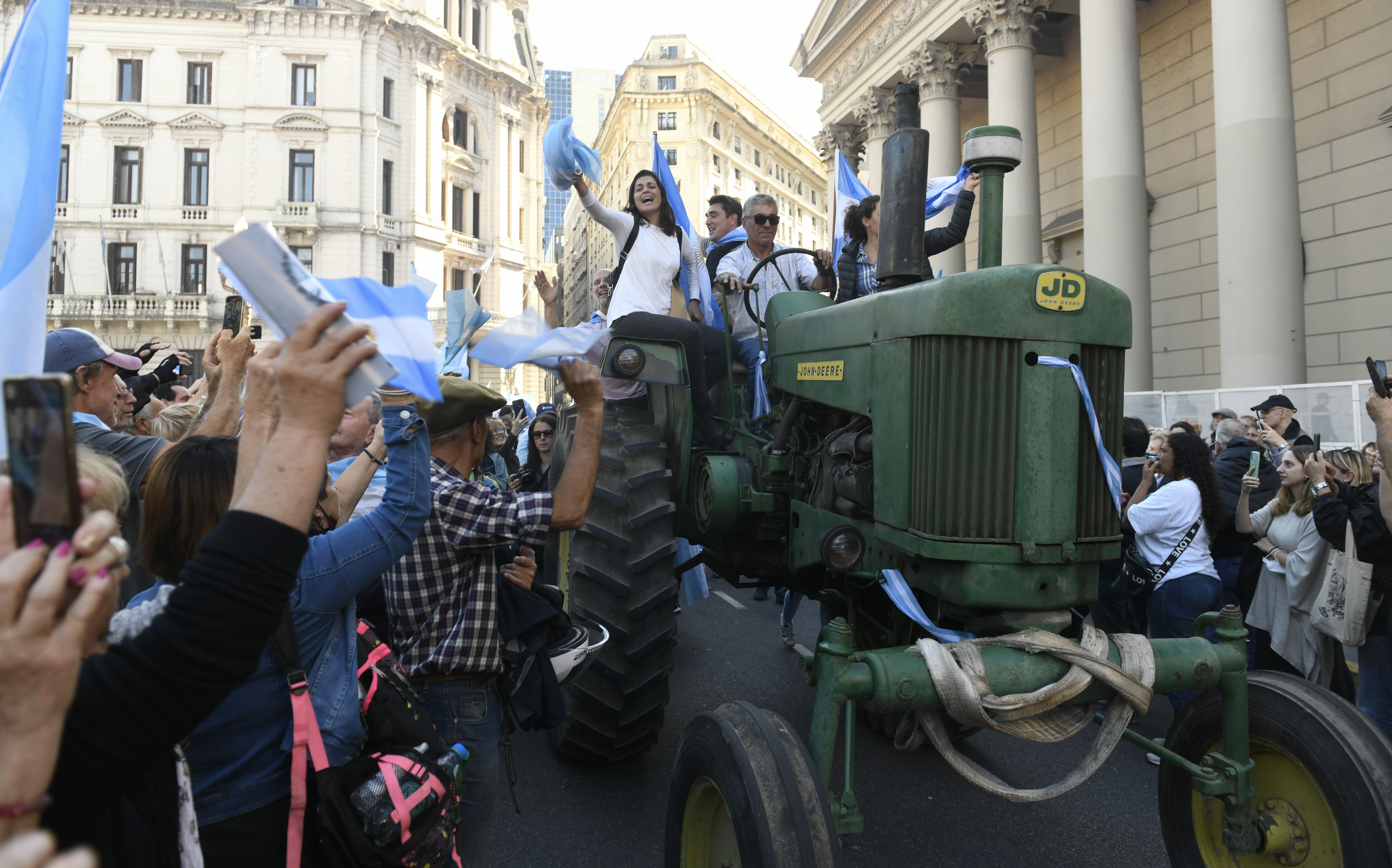 Manifestantes participam de "tratoraço" em protesto contra Alberto Fernandez em Buenos Aires, na Argentina - 19/04/2022