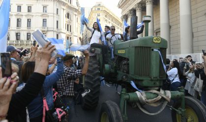 Manifestantes participam de "tratoraço" em protesto contra Alberto Fernandez em Buenos Aires, na Argentina - 19/04/2022