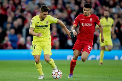 O argentino Giovani Lo Celso, do Villareal (à esq.), e o colombiano Luis Díaz, do Liverpool, durante o primeiro jogo da semifinal da Champions League 2022