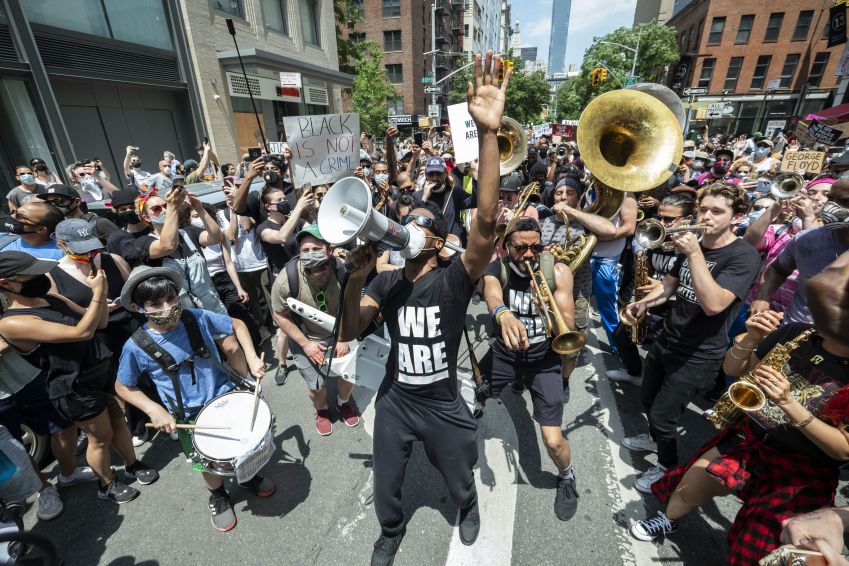 Jon Batiste lidera marcha "We Are" com a presença de músicos em Nova York, logo após o assassinato de George Floyd/ Corbis via Getty Images
