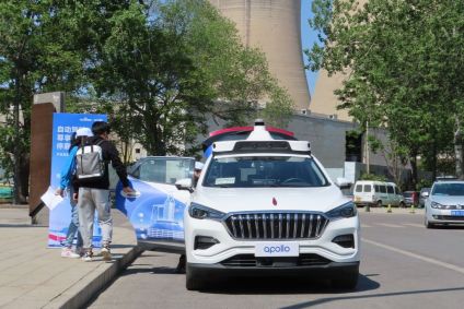 Clientes entram em um Apollo Robotaxi, em Pequim, China.