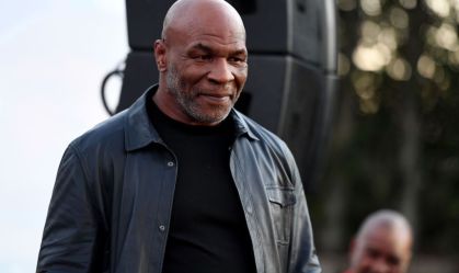 Mike Tyson é visto agredindo homem dentro de avião
