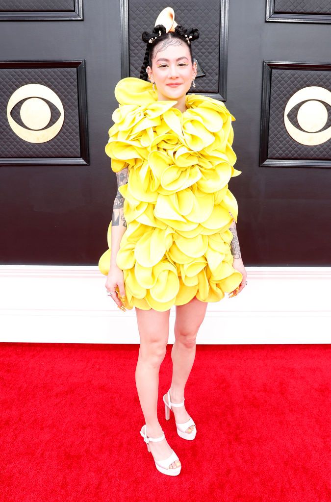 Michelle Zauner, do Japanese Breakfast, usou um Valentino amarelo brilhante / Getty Images