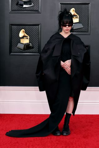 Billie Eilish no tapete vermelho do Grammy 2022 / Getty Images