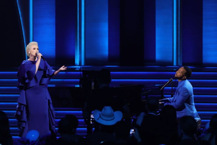 Mika Newton e John Legend no palco do Grammy após participação do presidente da Ucrânia, Volodymyr Zelensky / Getty Images for The Recording A