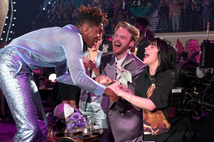 Jon Batiste durante sua apresentação da música "Freedom" no Grammy Awards de 2022. Artista encerrou a performance cantando na mesa da cantora Billie Eilish e seu irmão Finneas / Getty Images for The Recording A