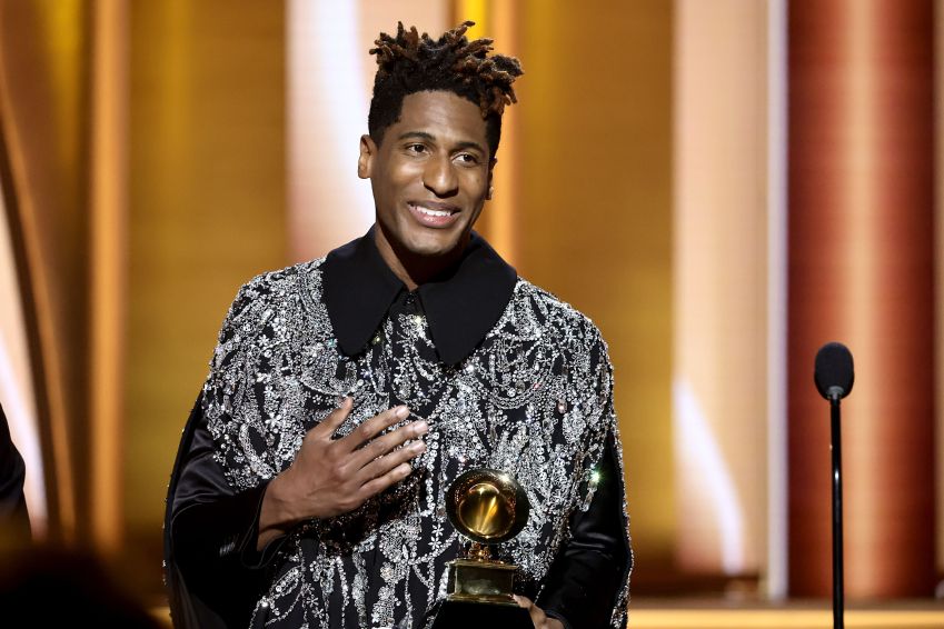 Jon Batiste durante o discurso após vencer o Grammy de "Melhor Álbum do Ano", por "We Are" / Getty Images for The Recording A