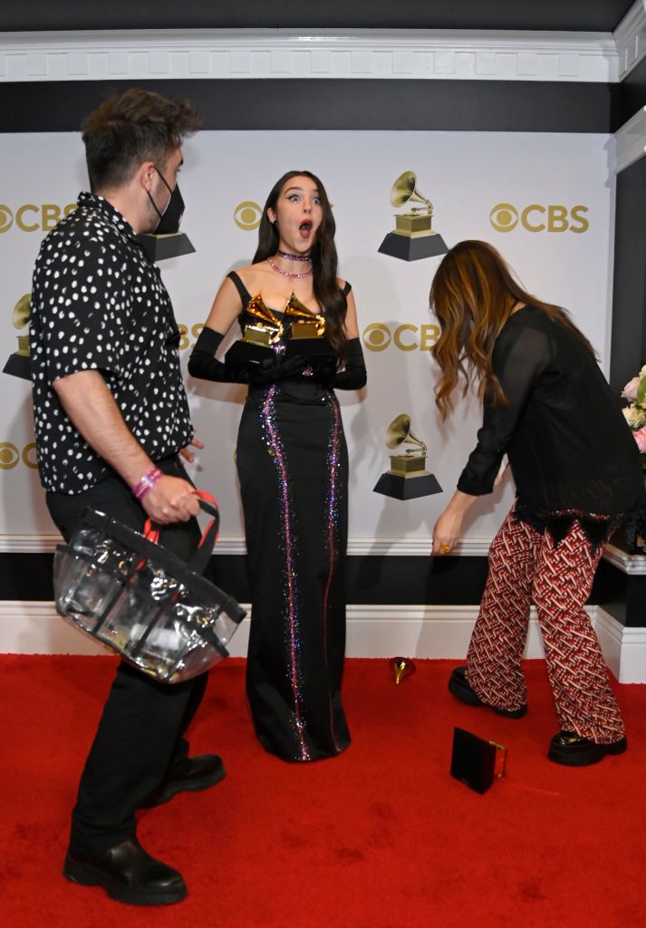 A estreante Olivia Rodrigo deixou um de seus troféus do prêmio Grammy cair nos bastidores da cerimônia / David Becker/Getty Images for The Recording Academy