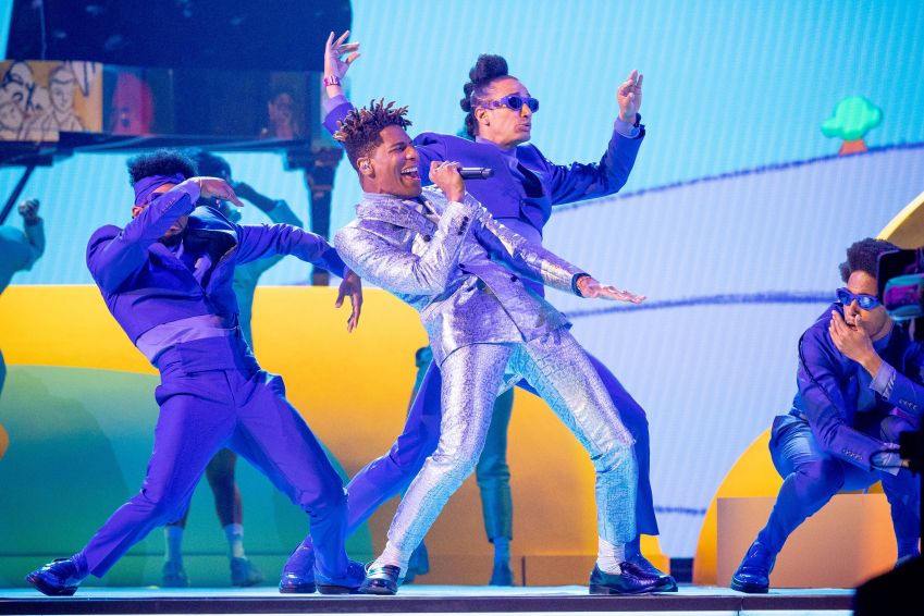Jon Batiste apresenta sua música "Freedom" durante o Grammy Awards 2022 / Getty Images for The Recording A