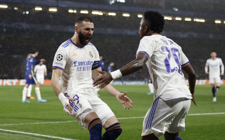 Karim Benzema nos tempos de Real Madrid ao lado de Vinícius Jr. • Foto: Antonio Villalba/Real Madrid via Getty Images