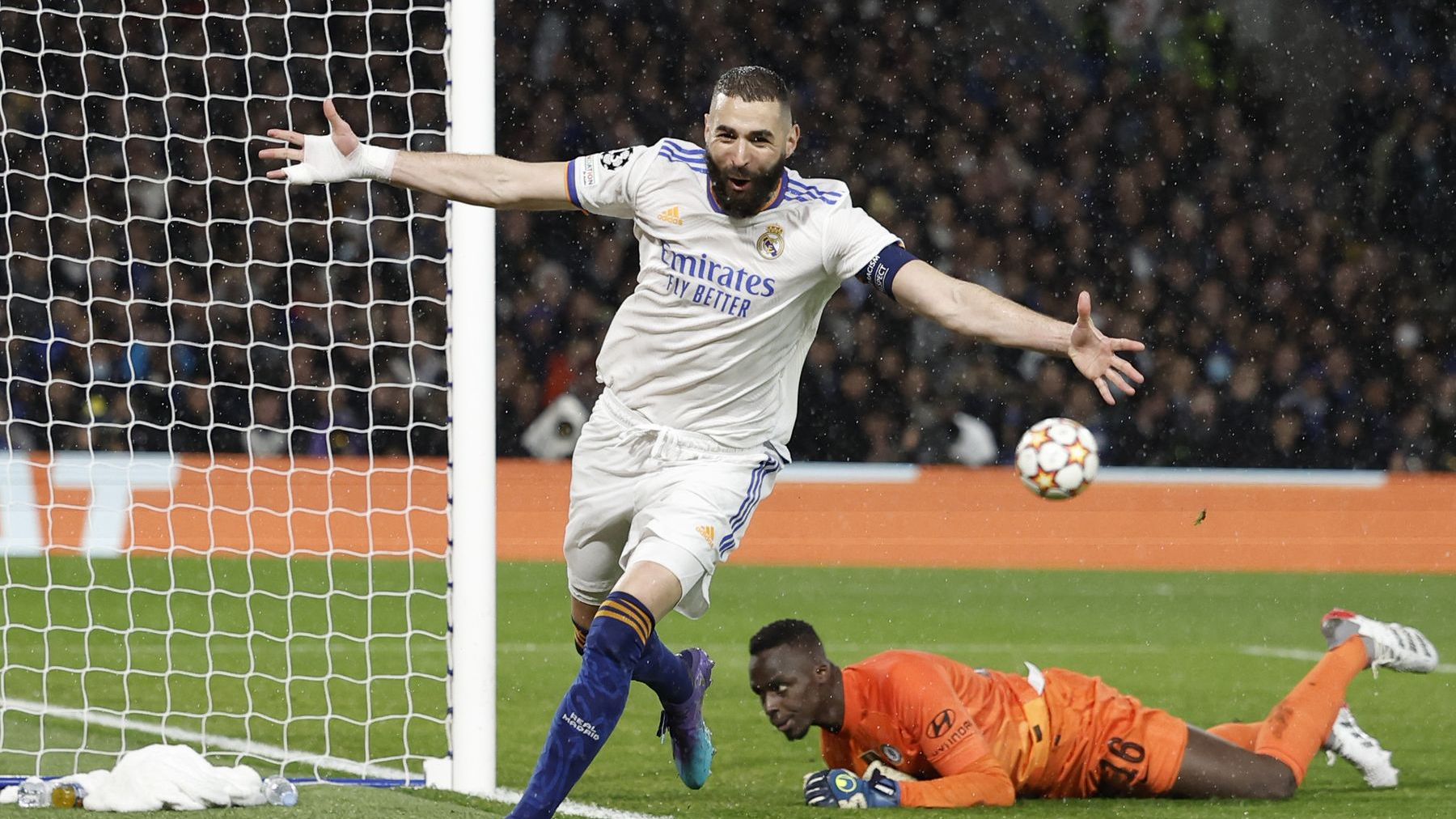 Karim Benzema marcou três gols na vitória do Real Madrid contra o Chelsea jogando em Londres, pelas quartas de final da Liga dos Campeões