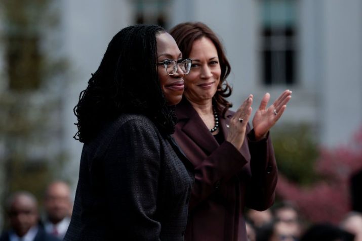 Ketanji Brown Jackson discursou ao lado do presidente norte-americano, Joe Biden, e de Kamala Harris, vice / Anna Moneymaker/Getty Images